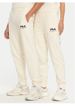 Fila Spodnie dresowe Unisex Bovrup FAU0146 Écru Regular Fit ze sklepu MODIVO w kategorii Spodnie męskie - zdjęcie 177209466