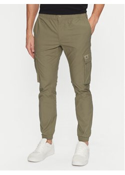 Calvin Klein Jeans Joggery Skinny Cargo J30J327614 Zielony Skinny Fit ze sklepu MODIVO w kategorii Spodnie męskie - zdjęcie 177288659