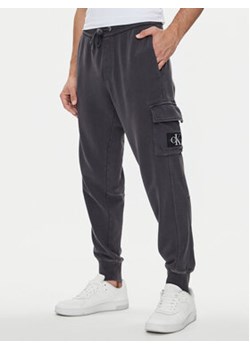 Calvin Klein Jeans Joggery J30J325663 Szary Regular Fit ze sklepu MODIVO w kategorii Spodnie męskie - zdjęcie 177299156