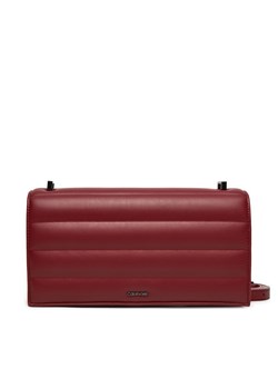Torebka Calvin Klein Line Quilt Sm Conv Shoulder Bag K60K612639 Bordowy ze sklepu eobuwie.pl w kategorii Listonoszki - zdjęcie 177386158
