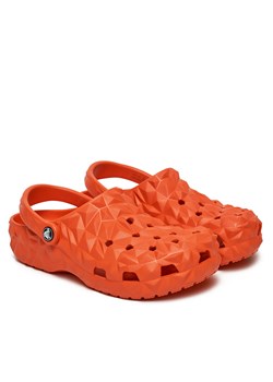 Klapki Crocs Classic Geometric Clog 209563 Czerwony ze sklepu eobuwie.pl w kategorii Klapki damskie - zdjęcie 177444946