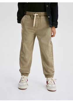 Reserved - Elastyczne jeansy jogger - beżowy ze sklepu Reserved w kategorii Spodnie chłopięce - zdjęcie 177579267