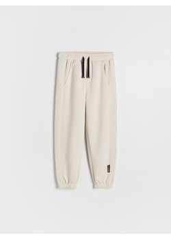 Reserved - Bawełniane joggery z ciepłej dzianiny - beżowy ze sklepu Reserved w kategorii Spodnie chłopięce - zdjęcie 177584739