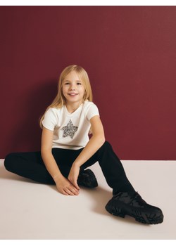 Reserved - T-shirt z gwiazdką w zwierzęcy print - złamana biel ze sklepu Reserved w kategorii Bluzki dziewczęce - zdjęcie 177586068