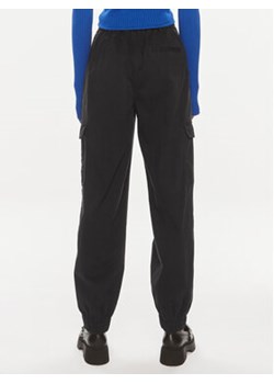 Hugo Joggery Hisune-1 50511288 Czarny Relaxed Fit ze sklepu MODIVO w kategorii Spodnie damskie - zdjęcie 177597449