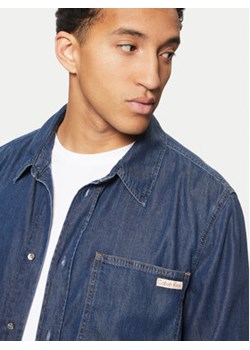 Calvin Klein Jeans Koszula jeansowa J30J327022 Granatowy Regular Fit ze sklepu MODIVO w kategorii Koszule męskie - zdjęcie 177600855