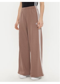 adidas Spodnie dresowe 3-Stripes JC5762 Beżowy Wide Leg ze sklepu MODIVO w kategorii Spodnie damskie - zdjęcie 177605896