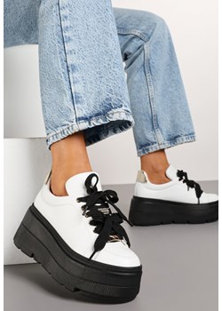 Biało-Czarne Płaskie Sznurowane Sneakersy Vices Ozdobione Metalicznymi Wstawkami Nelaviraen ze sklepu born2be.pl w kategorii Buty sportowe damskie - zdjęcie 177658497