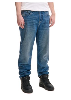 Cropp - Niebieskie jeansy carrot fit z efektem sprania - niebieski ze sklepu Cropp w kategorii Jeansy męskie - zdjęcie 177701808