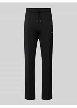 Spodnie typu track pants z elastycznym pasem i wyhaftowanym logo ze sklepu Peek&Cloppenburg  w kategorii Spodnie męskie - zdjęcie 177832597