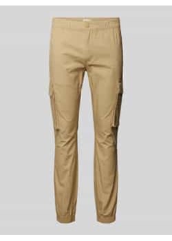 Spodnie cargo o kroju skinny fit z naszywką z logo ze sklepu Peek&Cloppenburg  w kategorii Spodnie męskie - zdjęcie 177855647