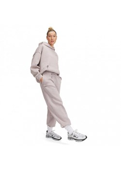 Damskie spodnie dresowe Under Armour UA Icon Hwt Flc Os Pant - beżowe ze sklepu Sportstylestory.com w kategorii Spodnie damskie - zdjęcie 177895187