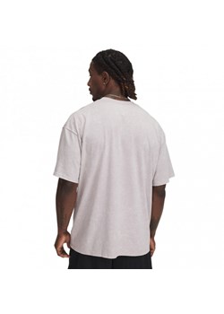 Męski t-shirt z nadrukiem Under Armour UA M Hw Os Logo Wash Ss -  beżowy ze sklepu Sportstylestory.com w kategorii T-shirty męskie - zdjęcie 177895775