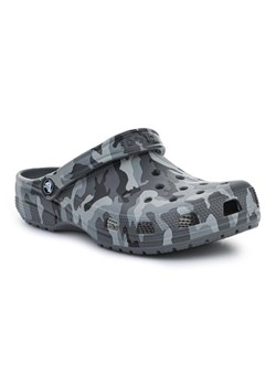 Klapki Crocs Classic Printed Camo Clog 206454-0IE czarne ze sklepu ButyModne.pl w kategorii Klapki męskie - zdjęcie 177967889