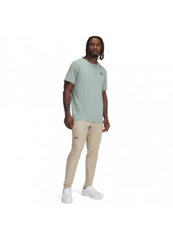 Męskie spodnie treningowe Under Armour UA Unstoppable Tapered Pants - beżowe ze sklepu Sportstylestory.com w kategorii Spodnie męskie - zdjęcie 178029799