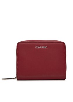 Calvin Klein Mały Portfel Damski Ck Must Medium Zip Around Wallet K60K611937 Czerwony ze sklepu MODIVO w kategorii Portfele damskie - zdjęcie 178085599