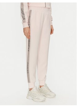 Guess Spodnie dresowe W5RB00 KBYE2 Różowy Regular Fit ze sklepu MODIVO w kategorii Spodnie damskie - zdjęcie 178136107