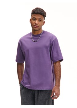 Cropp - Basicowa fioletowa koszulka comfort - fioletowy ze sklepu Cropp w kategorii T-shirty męskie - zdjęcie 178139525