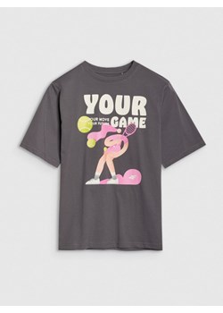 Dziewczęcy t-shirt oversize z nadrukiem 4F 4FJASAW24TTSHF2592 - szary ze sklepu Sportstylestory.com w kategorii Bluzki dziewczęce - zdjęcie 178151967