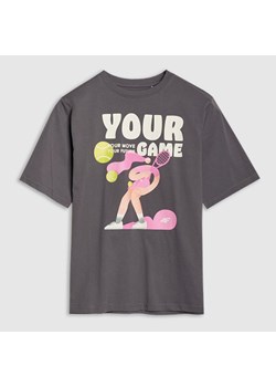 Dziewczęcy t-shirt oversize z nadrukiem 4F 4FJASAW24TTSHF2592 - szary ze sklepu Sportstylestory.com w kategorii Bluzki dziewczęce - zdjęcie 178151968
