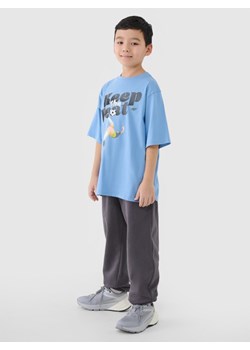 Chłopięcy t-shirt oversize z nadrukiem 4F 4FJASAW24TTSHM2596 - niebieski ze sklepu Sportstylestory.com w kategorii T-shirty chłopięce - zdjęcie 178152035