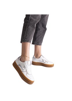 Biało-srebrne sneakersy na gumowej podeszwie białe ze sklepu ButyModne.pl w kategorii Buty sportowe damskie - zdjęcie 178153147