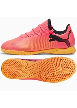 Buty piłkarskie Puma Future 7 Play It 107739-03 różowe ze sklepu ButyModne.pl w kategorii Buty sportowe dziecięce - zdjęcie 178155855