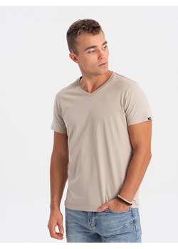 Klasyczna męska koszulka z dekoltem w serek BASIC - piaskowy V5 S1369 ze sklepu ombre w kategorii T-shirty męskie - zdjęcie 178162716