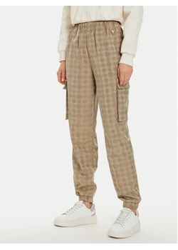 Guess Spodnie materiałowe V4BB03 WGLV2 Brązowy Relaxed Fit ze sklepu MODIVO w kategorii Spodnie damskie - zdjęcie 178171787
