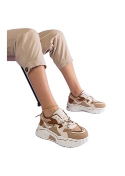 Brązowe sneakersy zdobione cyrkoniowym sznurkiem beżowy ze sklepu ButyModne.pl w kategorii Buty sportowe damskie - zdjęcie 178178085