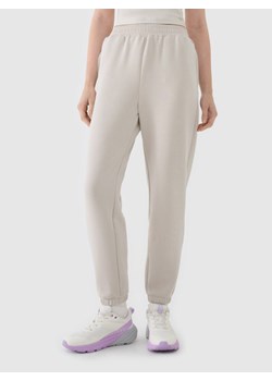 Damskie spodnie dresowe joggery 4F 4FWSS25TTROF1010 - beżowe ze sklepu Sportstylestory.com w kategorii Spodnie damskie - zdjęcie 178187879