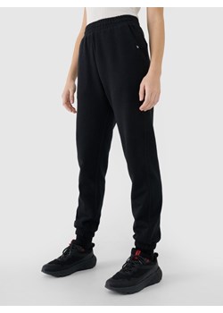 Damskie spodnie dresowe joggery 4F 4FWSS25TTROF1013 - czarne ze sklepu Sportstylestory.com w kategorii Spodnie męskie - zdjęcie 178187927