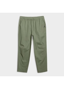 Męskie spodnie casual 4F 4FWSS25TTROM0999 - oliwkowe ze sklepu Sportstylestory.com w kategorii Spodnie męskie - zdjęcie 178187978