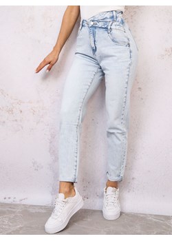 SPODNIE JEANSOWE MOM FIT Z ASYMETRYCZNYM PASEM- JASNY JEANS ze sklepu olika.com.pl w kategorii Jeansy damskie - zdjęcie 178212515