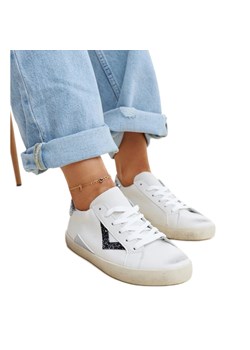 Białe sneakersy z efektem ,,znoszenia&#39;&#39; Gombola ze sklepu ButyModne.pl w kategorii Trampki damskie - zdjęcie 178226737