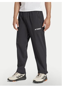 adidas Spodnie outdoor Multi Essentials JP0811 Czarny Regular Fit ze sklepu MODIVO w kategorii Spodnie męskie - zdjęcie 178240228