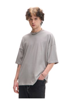 Cropp - Jasnoszary basicowy T-shirt o kroju boxy - jasny szary ze sklepu Cropp w kategorii T-shirty męskie - zdjęcie 178267996