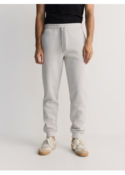 Reserved - Spodnie dresowe regular fit - jasnoszary ze sklepu Reserved w kategorii Spodnie męskie - zdjęcie 178281109