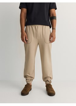 Reserved - Spodnie jogger regular - beżowy ze sklepu Reserved w kategorii Spodnie męskie - zdjęcie 178281177