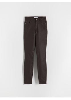 Reserved - Woskowane spodnie push up - ciemnobrązowy ze sklepu Reserved w kategorii Spodnie damskie - zdjęcie 178287497