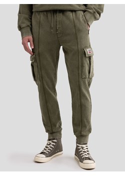 Spodnie męskie dresowe cargo z efektem sprania khaki Caronp 303 ze sklepu Big Star w kategorii Spodnie męskie - zdjęcie 178316217