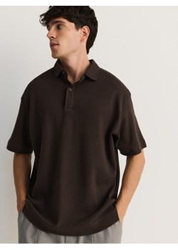 Reserved - Koszulka polo boxy z waflowym splotem - ciemnobrązowy ze sklepu Reserved w kategorii T-shirty męskie - zdjęcie 178327235