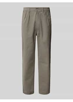 Spodnie o kroju tapered fit z zakładkami w pasie i szlufkami na pasek ze sklepu Peek&Cloppenburg  w kategorii Spodnie męskie - zdjęcie 178338955