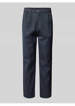 Spodnie o kroju tapered fit z zakładkami w pasie i szlufkami na pasek ze sklepu Peek&Cloppenburg  w kategorii Spodnie męskie - zdjęcie 178339106