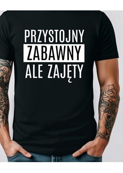 Męska koszulka PRZYSTOJNY ZABAWNY ALE ZAJĘTY ze sklepu Time For Fashion w kategorii T-shirty męskie - zdjęcie 178344449