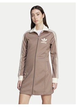 adidas Sukienka dzianinowa adicolor 3-Stripes JC5779 Beżowy Regular Fit ze sklepu MODIVO w kategorii Sukienki - zdjęcie 178378549