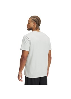 Męski t-shirt z nadrukiem Under Armour UA HW Armour Label SS - zielona ze sklepu Sportstylestory.com w kategorii T-shirty męskie - zdjęcie 178409579