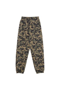 Cropp - Dresowe joggery w moro UNISEX - zielony ze sklepu Cropp w kategorii Spodnie damskie - zdjęcie 178447915