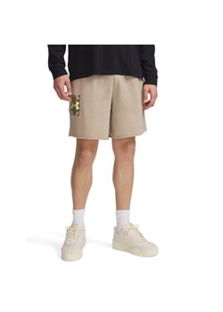 Męskie spodenki dresowe Under Armour UA Rival Terry Logo 8 in Short - beżowe ze sklepu Sportstylestory.com w kategorii Spodenki męskie - zdjęcie 178449368