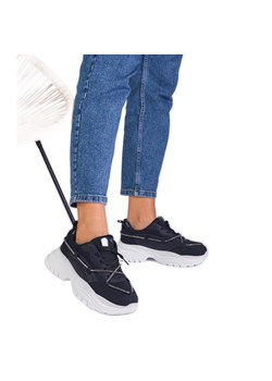 Czarne sneakersy damskie zdobione cyrkoniowym sznurkiem ze sklepu ButyModne.pl w kategorii Buty sportowe damskie - zdjęcie 178475319